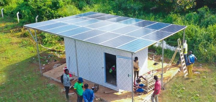 This solar powered cold storage is helping farmers in Ghana keep freshly harvested produce cool.