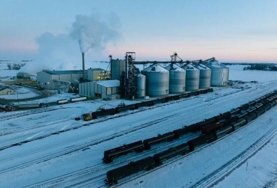 Two proposals that would transport carbon dioxide from ethanol plants to underground storage have led to a high-stakes economic and environmental fight.
