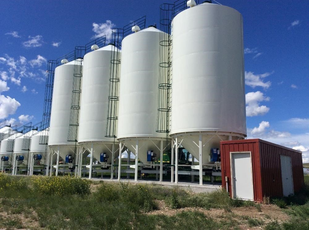 Hopper seed bin set highlights equipment auction | Farms.com