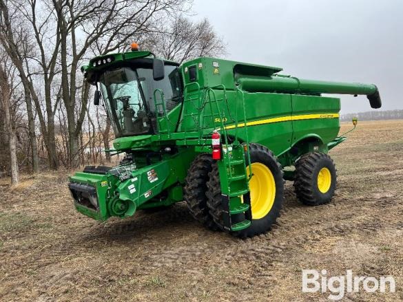 John Deere S680 combine