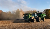 Ontario soybean Harvest with a JOHN DEERE S550 COMBINE