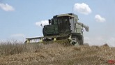 JOHN DEERE 7720 Turbo Combine Harvesting Wheat
