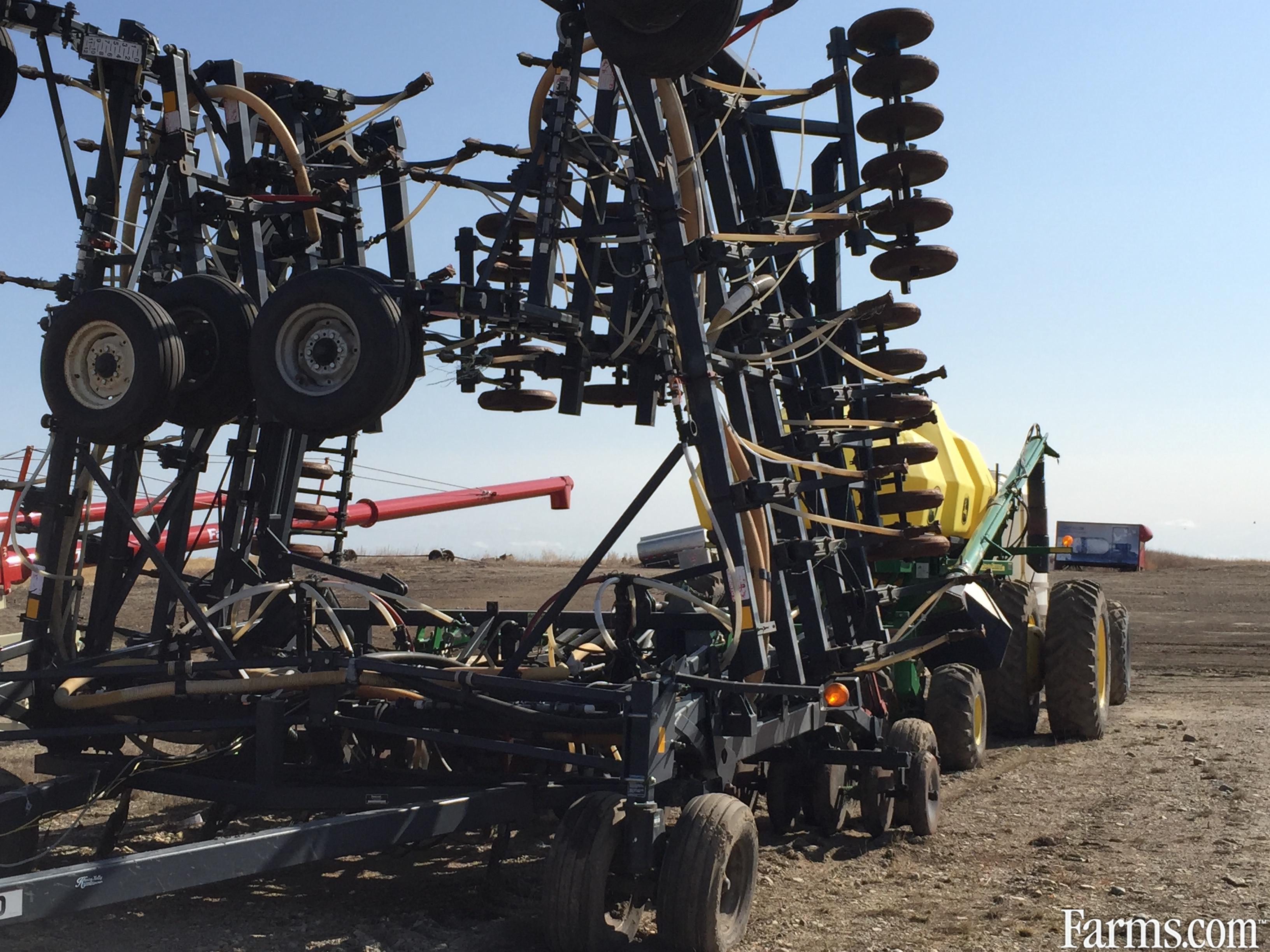 John Deere 2010 500051FT c/w 1910 TBH Air Seeders / Air Carts for Sale